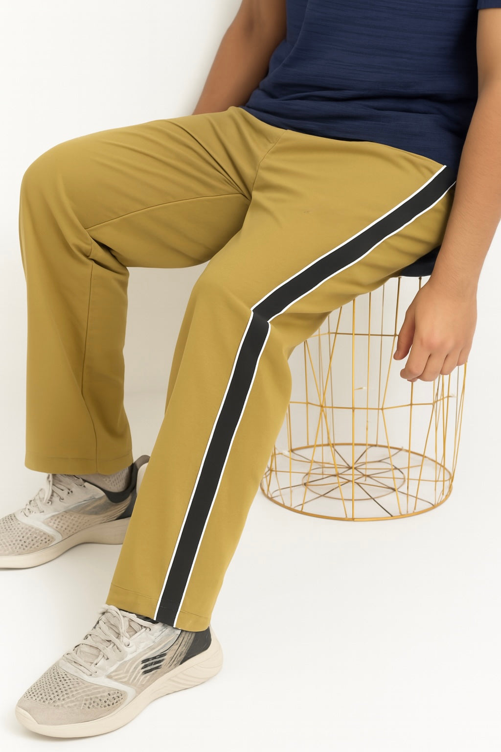 Wrinkle Free Lose-Fit Trousers (Single Stripe)