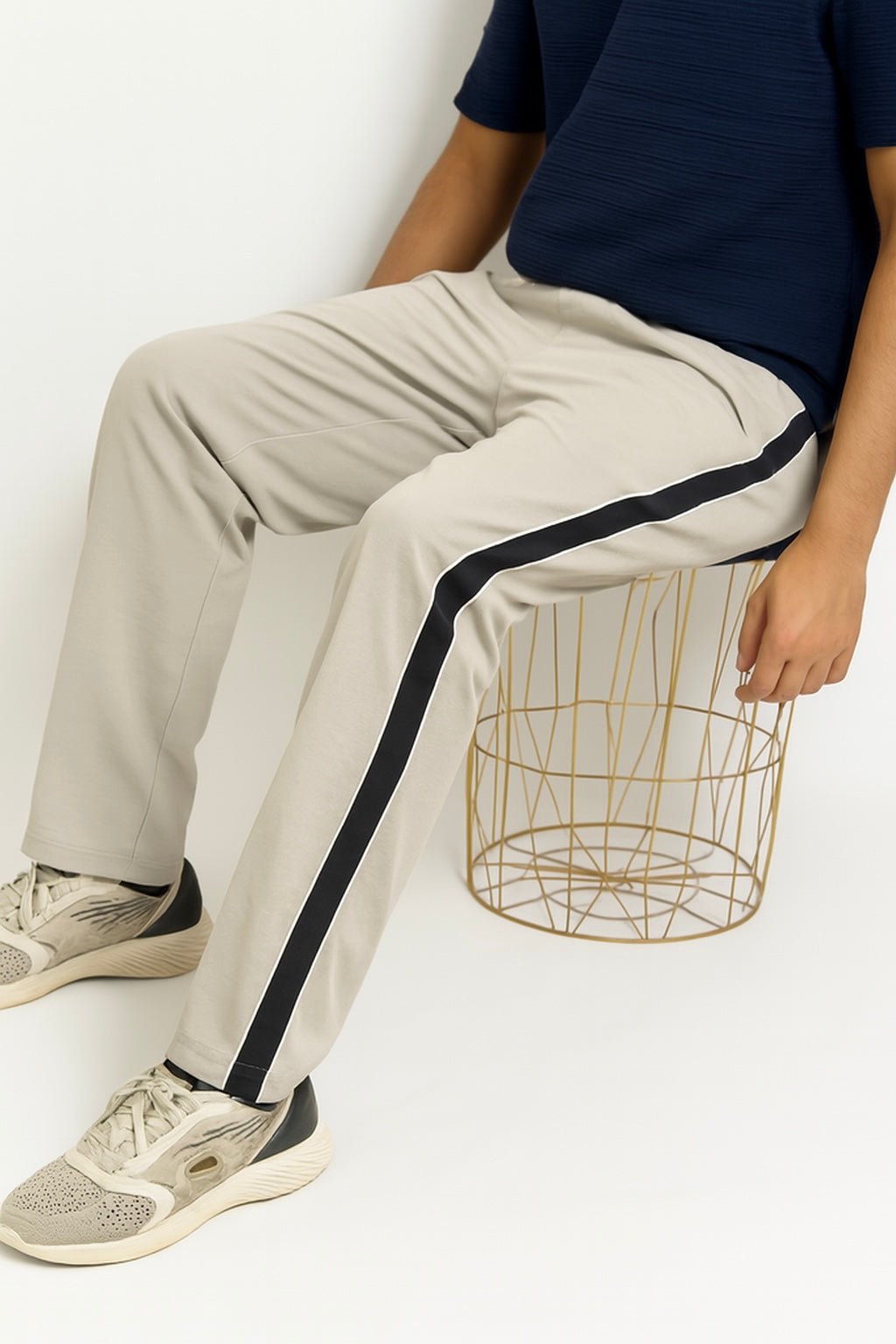 Wrinkle Free Lose-Fit Trousers (Single Stripe)