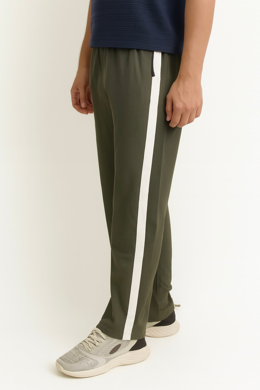 Wrinkle Free Lose-Fit Trousers (Single Stripe)